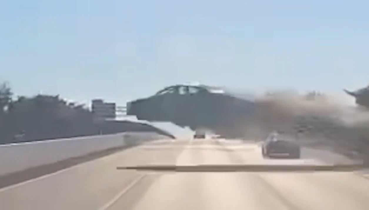 Ô tô gặp tai nạn, lao qua 4 làn đường trên cao tốc như phim hành động- Ảnh 1.