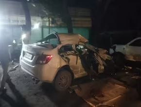 Ô tô đâm vào xe bán tải đỗ gần quán ăn, 8 người tử vong- Ảnh 1.