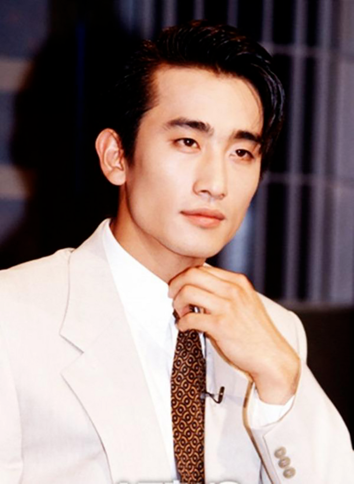 o-tuoi-52-ong-trum-cha-in-pyo-va-1754232744801-1754232744956943690795 "Ông trùm" Cha In Pyo có thực sự là cậu ấm "ngậm thìa vàng", thừa kế 300 tỷ USD? o tuoi 52 ong trum cha in pyo va 1754232744801 1754232744956943690795