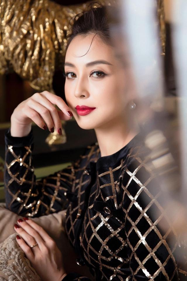 Hoa hậu vừa gặp sự cố vì chơi pickleball: Có mẹ chồng giàu top đầu sàn chứng khoán, bố chồng là Tiến sĩ- Ảnh 7.