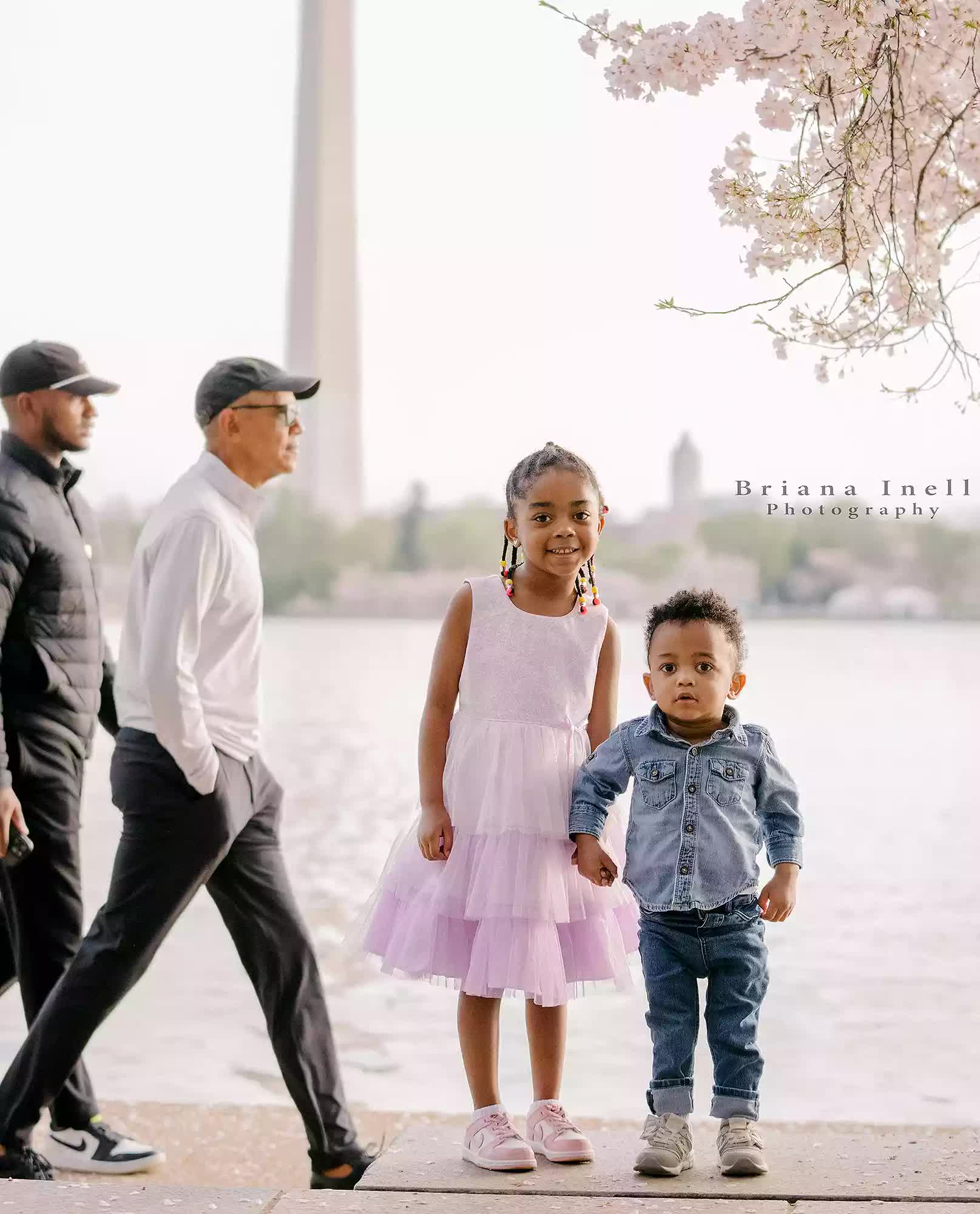 Phóng to bức ảnh chụp khi đi du lịch, cả gia đình sốc khi phát hiện danh tính của người đàn ông đi lướt ngang qua- Ảnh 1.