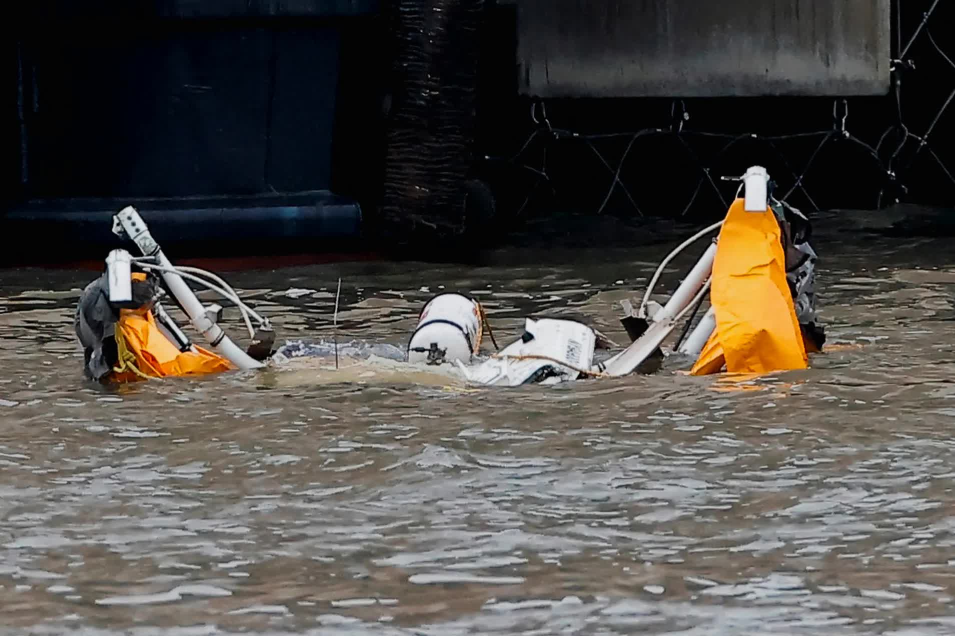 Vụ trực thăng vỡ đôi lao xuống sông ở New York: Xót xa hình ảnh từng mảnh vỡ dập nát được trục vớt lên từ đáy sông, nguyên nhân tai nạn dần được hé lộ- Ảnh 1.