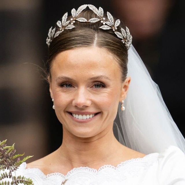 Chiếc vương miện cưới gần 53 tỷ đồng của Nữ công tước giàu nhất nước Anh: Không báu vật nào Chiếc vương miện cưới gần 53 tỷ đồng của Nữ công tước giàu nhất nước Anh: Không báu vật nào
