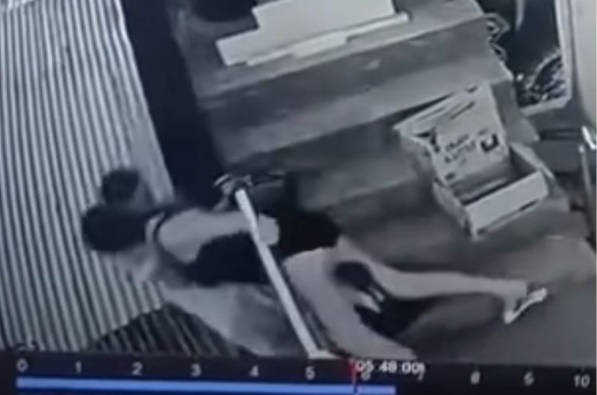 Ngã khỏi tầng 2 khi ôm bạn trai, người phụ nữ tử vong tại quán bar- Ảnh 1. Ngã khỏi tầng 2 khi ôm bạn trai, người phụ nữ tử vong tại quán bar- Ảnh 1.