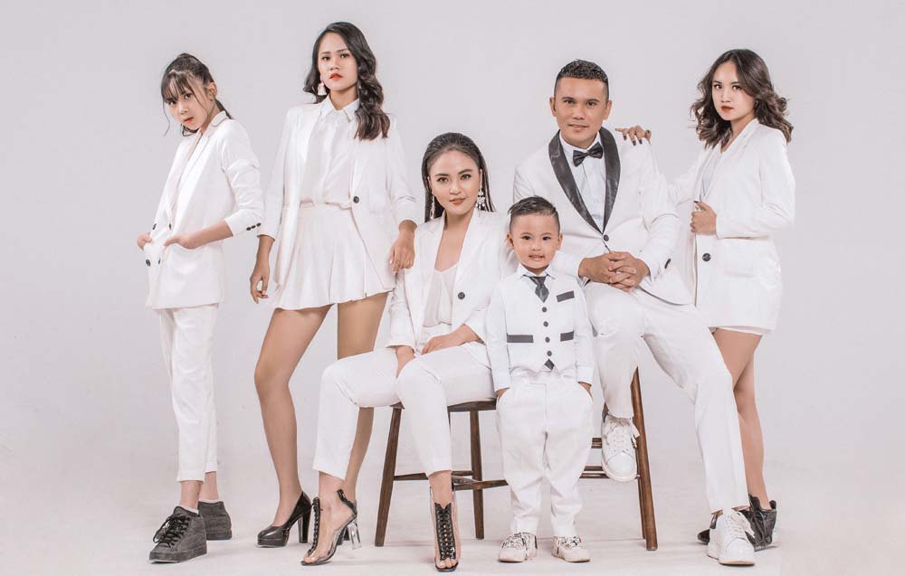 Những ông bố đông con nhất showbiz Việt: Bận rộn tới mấy vẫn hết lòng quan tâm, yêu thương các con- Ảnh 1.