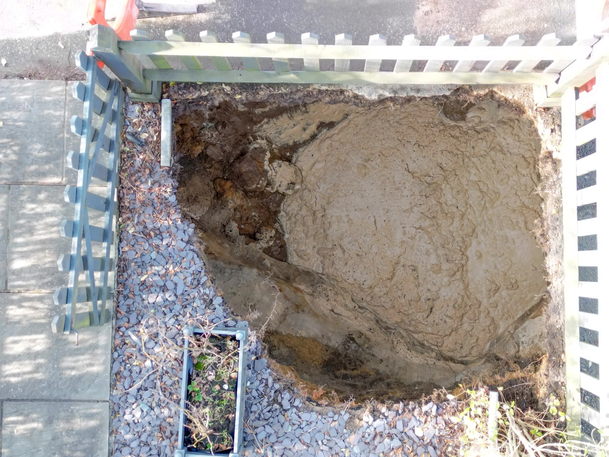 Hố tử thần khổng lồ xuất hiện giữa phố tạo cảnh tượng Hố tử thần khổng lồ xuất hiện giữa phố tạo cảnh tượng