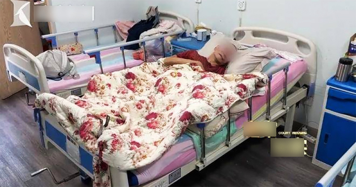 Giúp việc lấy sạch tiền của ông lão 84 tuổi, con cái ‘kiện’ mới biết đó là mẹ kế- Ảnh 1.