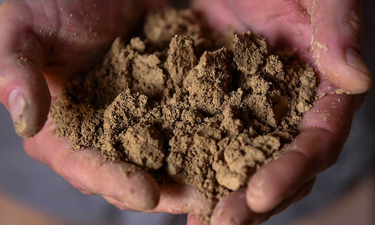 Đất hiếm là gì mà cùng là đất dưới chân, có những