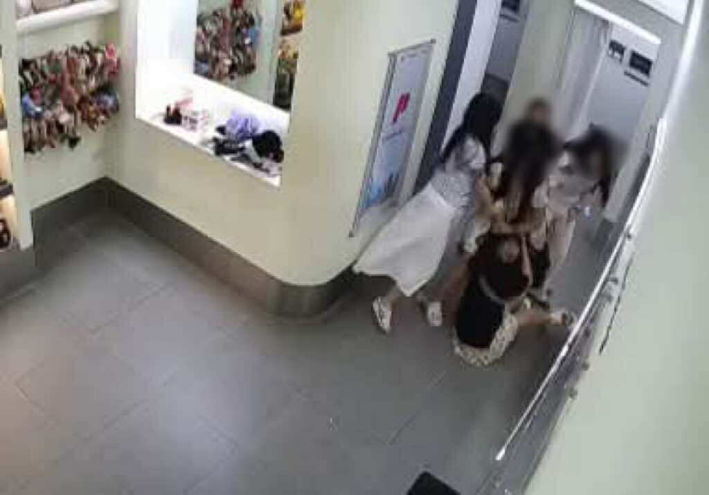 Vụ hành hung 2 cô gái tại Photobooth: Công ty Hàn Quốc xin lỗi, sa thải nữ nhân viên có hành vi sai phạm- Ảnh 2.