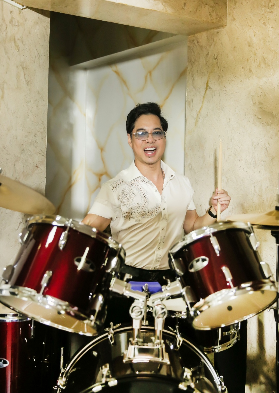 Sao nam Vbiz bỏ ra 1000 cây vàng đúc tượng chính mình, sở hữu biệt thự