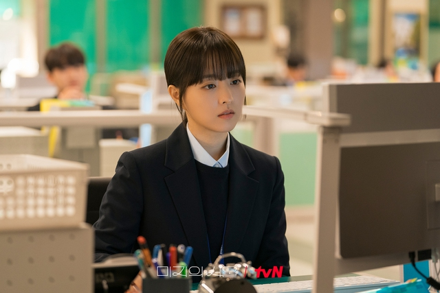 Our Unwritten Seoul: Nếu bạn đang gượng cười nơi văn phòng và bật khóc khi về nhà, thì đây là bộ phim dành cho bạn- Ảnh 2.