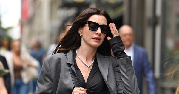 Siêu phẩm thời trang 19 năm vẫn hot điên đảo: Loạt outfit khiến cả thế giới sửng sốt, 2 nữ chính đã đẹp còn diễn đỉnh không tả nổi p 1753428374372 17534283746482143592715 0 0 419 800 crop 1753428483390925002162png