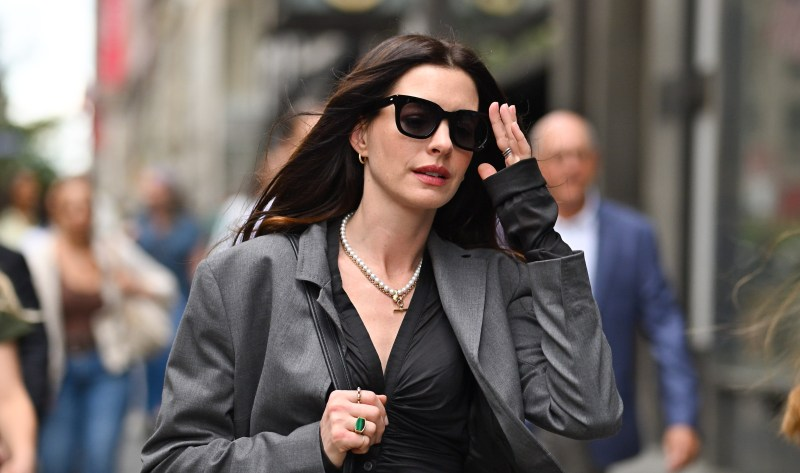 Siêu phẩm thời trang 19 năm vẫn hot điên đảo: Loạt outfit khiến cả thế giới sửng sốt, 2 nữ chính đã đẹp còn diễn đỉnh không tả nổi- Ảnh 9.