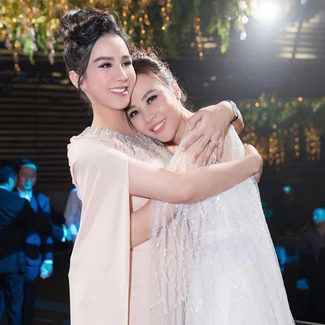 Clip bà xã Cường Đô La mang xấp tiền mặt gần 300 triệu đưa tận tay cho người này, mối quan hệ gây bất ngờ- Ảnh 2. Clip bà xã Cường Đô La mang xấp tiền mặt gần 300 triệu đưa tận tay cho người này, mối quan hệ gây bất ngờ- Ảnh 2.