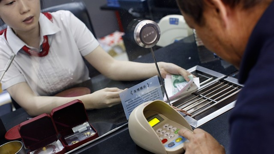 Người đàn ông lần đầu vay tiền cho con trai cưới vợ lại bị ngân hàng từ chối: “Cả làng anh đang nợ xấu 700 tỷ đồng”- Ảnh 1.