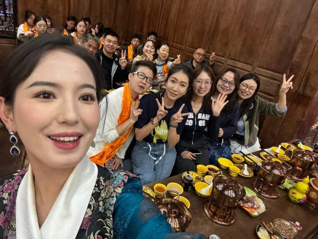 Người phụ nữ Tây Tạng nổi tiếng nhờ giống Song Hye Kyo- Ảnh 2. Người phụ nữ Tây Tạng nổi tiếng nhờ giống Song Hye Kyo- Ảnh 2.