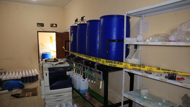 Đột kích một cơ sở in lụa, công an bất ngờ tóm gọn đường dây sản xuất nước giặt giả, tịch thu hàng trăm can nhựa chứa hóa chất cùng máy trộn công nghiệp- Ảnh 2. Đột kích một cơ sở in lụa, công an bất ngờ tóm gọn đường dây sản xuất nước giặt giả, tịch thu hàng trăm can nhựa chứa hóa chất cùng máy trộn công nghiệp- Ảnh 2.