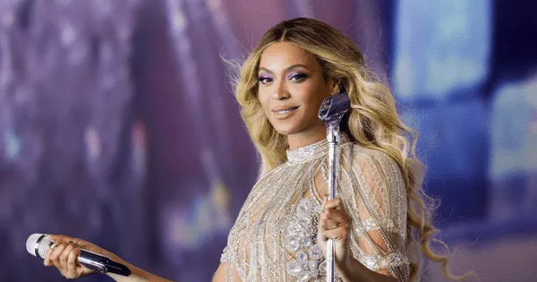 Beyoncé gặp sự cố “thót tim” trên sân khấu package media 07296834972312599519918 32709364285234680362159 1751245572632 17512455736481430888931 0 0 321 613 crop 17512456485671875170284png