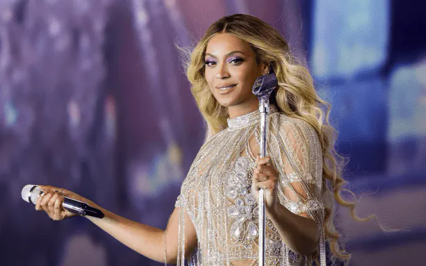 Beyoncé gặp sự cố “thót tim” trên sân khấu- Ảnh 1.
