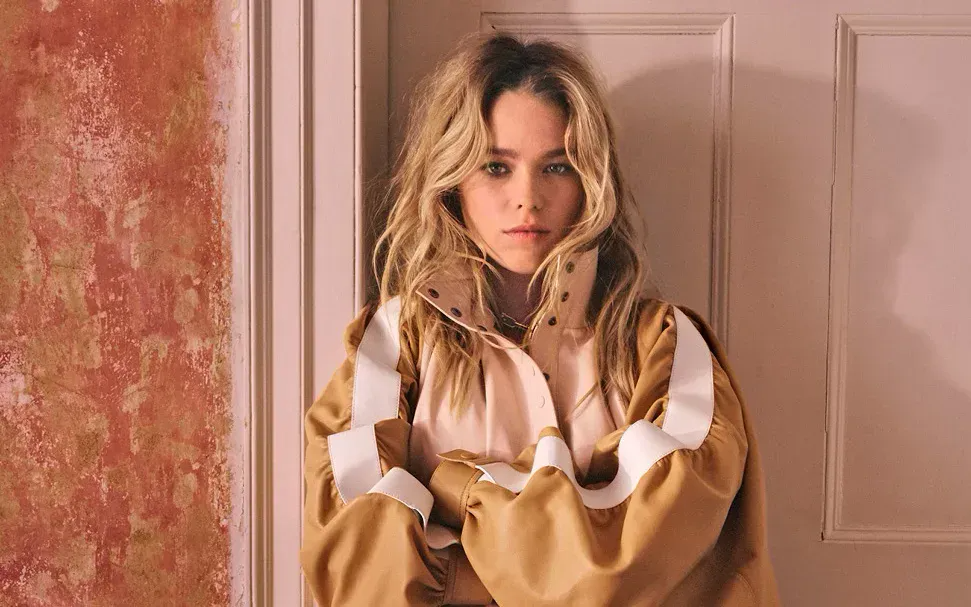 Milly Alcock là một trong những ngôi sao trẻ triển vọng (Ảnh: Elle Australia)