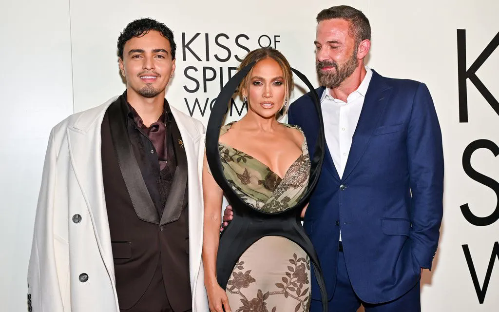 Ben Affleck và Jennifer Lopez trên thảm đỏ ra mắt phim