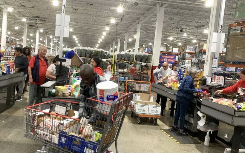 Người tiêu dùng mua sắm tại một trung tâm thương mại ở bang Virginia (Mỹ) (Ảnh: TTXVN)