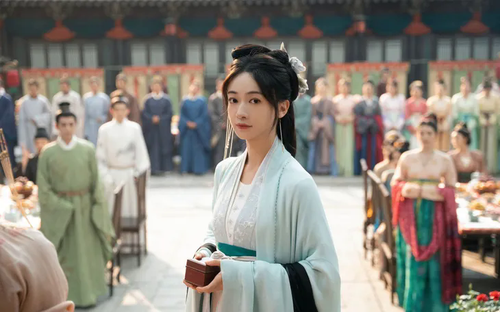 Ngô Cẩn Ngôn trở lại làm việc sau khi sinh chỉ 35 ngày. (Ảnh: Weibo)