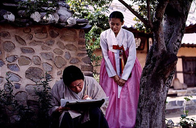 Son Ye Jin 20 tuổi đẹp kinh diễm trong tạo hình kỹ nữ: Thoáng lộ gáy thôi mà khán giả đã xuyến xao- Ảnh 1.