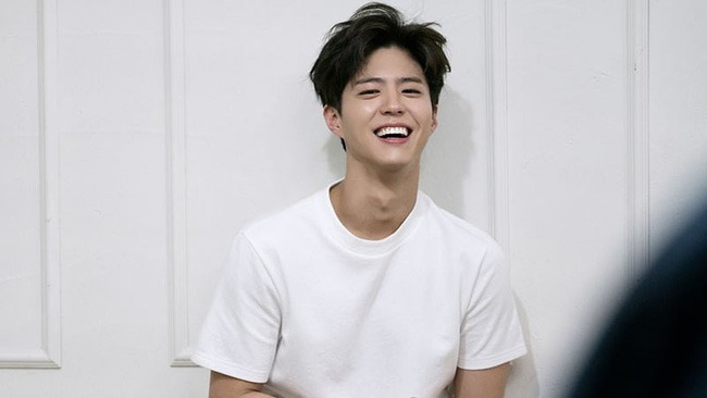 14 giây Park Bo Gum cầm điếu thuốc trên tay làm