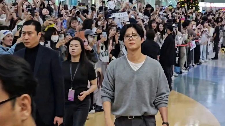 Park Bo Gum đi dự AAA hay du lịch thế này?- Ảnh 1.