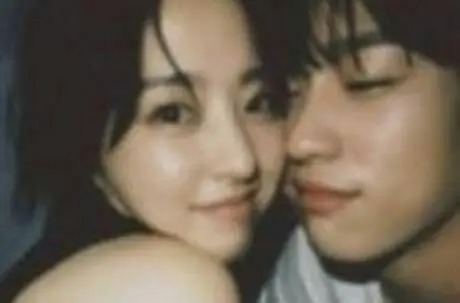 Nữ diễn viên nổi tiếng chụp ảnh nằm cả lên người bạn diễn nam: Yêu thật hay dối trá bất chấp thế này?- Ảnh 2.