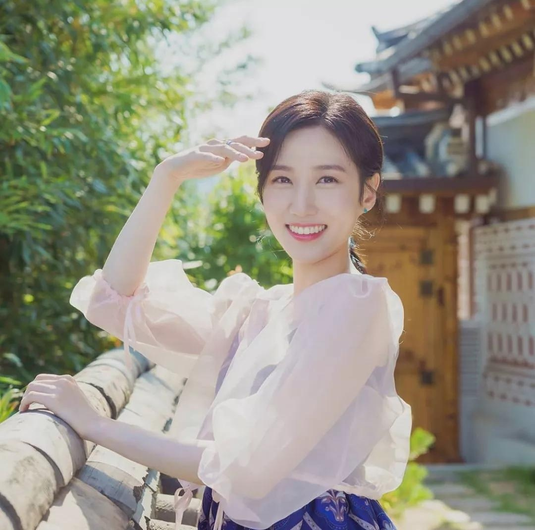 Mỹ nhân Hàn đổi đời nhờ diện áo dài Việt, cứ xuất hiện là tẩy não cả thế giới!- Ảnh 7.