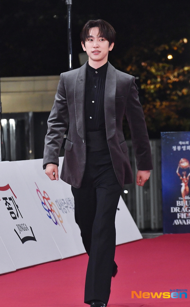 Siêu thảm đỏ Rồng Xanh 2025: Hyun Bin - Son Ye Jin chiếm trọn spotlight, Yoona (SNSD) rực rỡ như đóa hoa hồng- Ảnh 27.