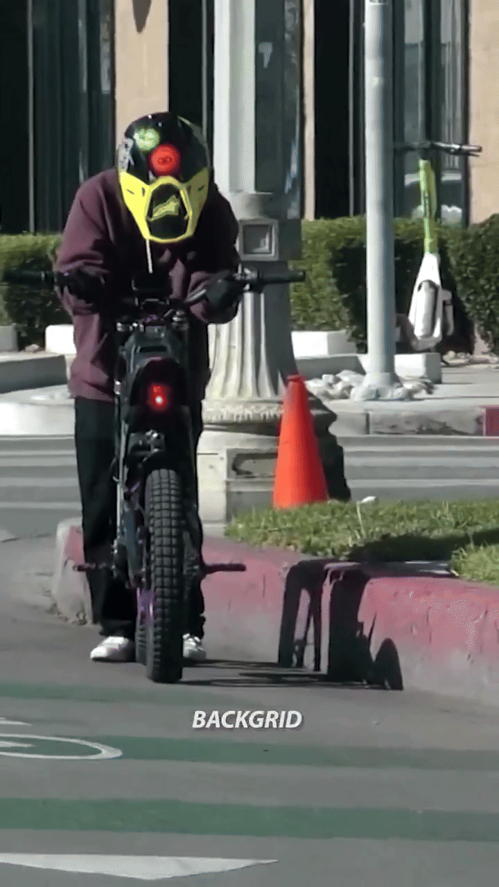 Chứng nào tật nấy, Pax Thiên gây tai nạn giao thông vì buông cả 2 tay khi lái xe- Ảnh 3. Chứng nào tật nấy, Pax Thiên gây tai nạn giao thông vì buông cả 2 tay khi lái xe- Ảnh 3.