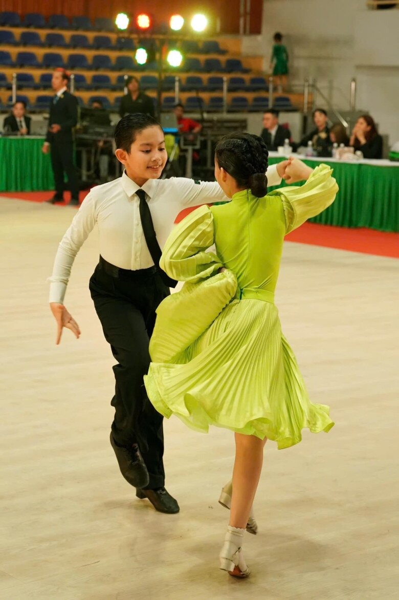 Nể cách Phan Hiển - Khánh Thi rèn con trai đoạt HCV thế giới: Sáng học văn hoá, chiều luyện khiêu vũ, ngày nghỉ cũng tranh thủ rèn luyện- Ảnh 4.