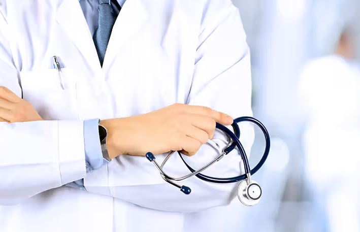 Phẫn nộ nam bác sĩ cố tình chẩn bệnh sai cho hàng trăm người khoẻ mạnh, lấy tiền mua siêu xe- Ảnh 1.