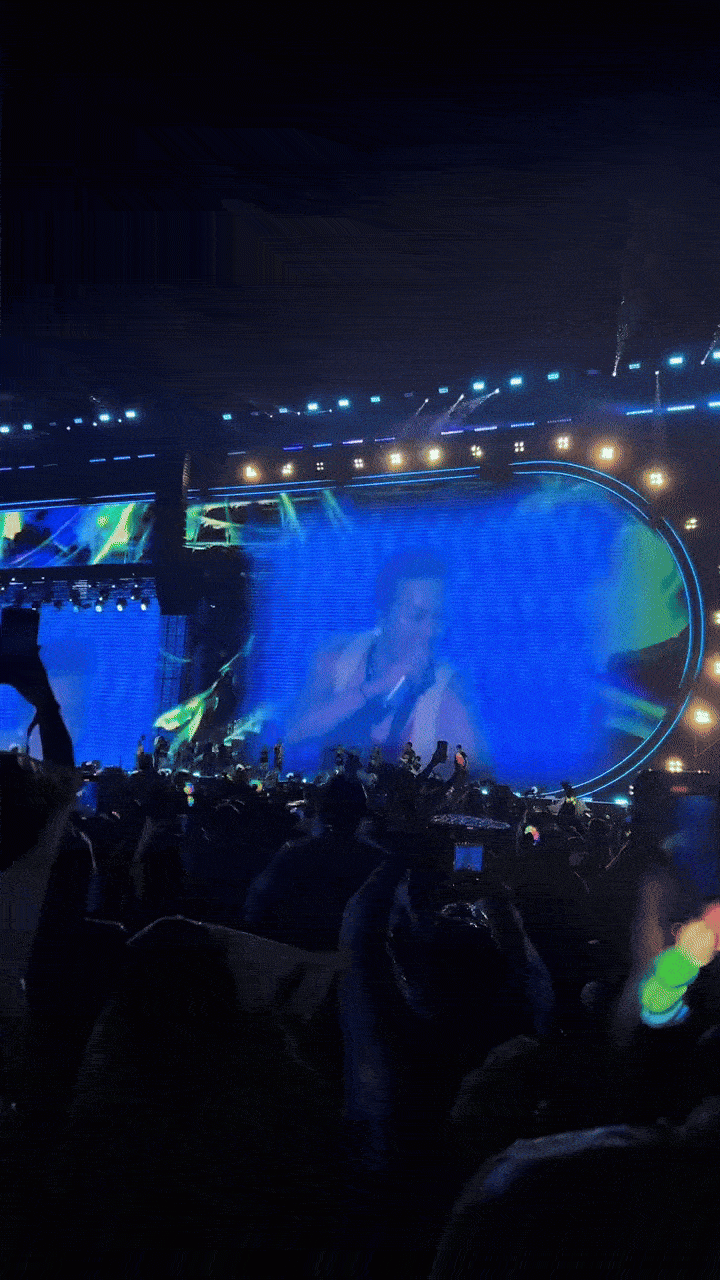 Phản ứng của G-Dragon trong khoảnh khắc fan cuồng lao lên sân khấu khi đang biểu diễn tại Mỹ Đình - 5