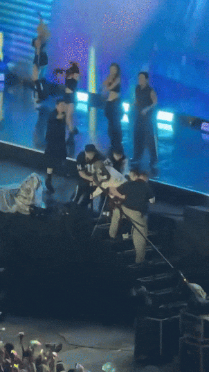 Phản ứng của G-Dragon trong khoảnh khắc fan cuồng lao lên sân khấu khi đang biểu diễn tại Mỹ Đình - 9