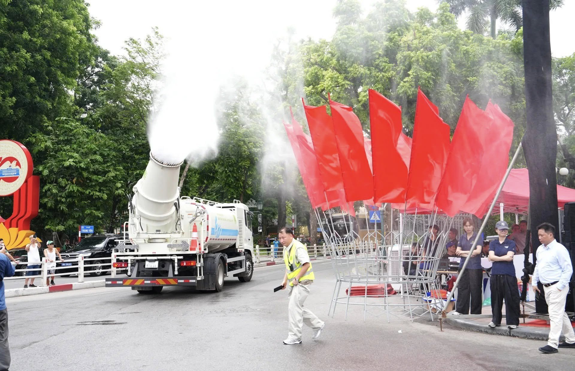 "Đại bác diệt bụi" lăn bánh tại Hà Nội: Thế giới nhiều nước làm, hiệu quả ngay lập tức! phao xa suong mu 2 1752650712923711563224 1752677091635 17526770920521055626349