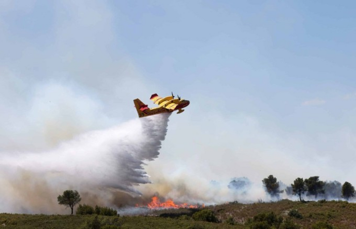Cháy rừng dữ dội ở Pháp: Sân bay đóng cửa, nhiều chuyến tàu tạm dừng- Ảnh 1.