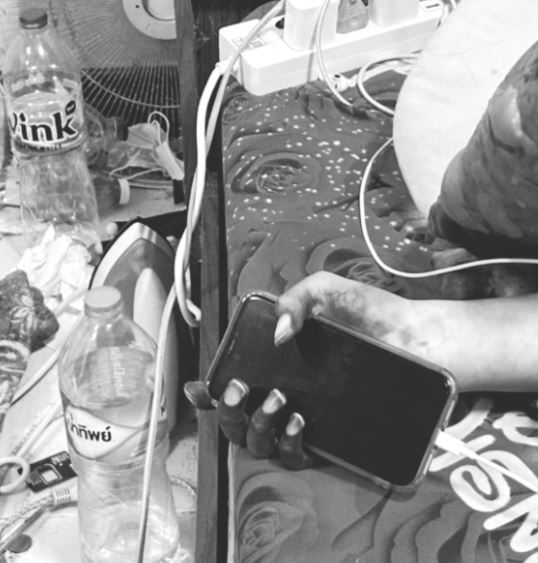 Phát hiện nam thanh niên 31 tuổi tử vong trong phòng, trên tay cầm điện thoại đang sạc- Ảnh 1.