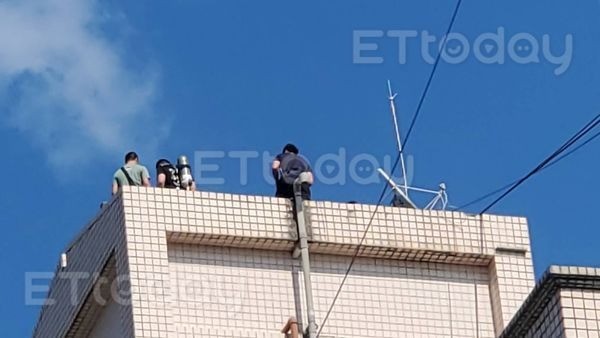 Phát hiện thi thể nam giới đang phân huỷ trong bồn nước chung cư- Ảnh 1. Phát hiện thi thể nam giới đang phân huỷ trong bồn nước chung cư- Ảnh 1.