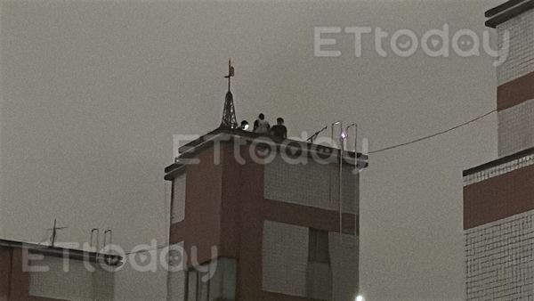 Hiện trường đau lòng vụ phát hiện thi thể người đàn ông trong bồn nước chung cư- Ảnh 1.