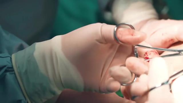 Thấy 'chất lỏng lạ' trên người sau phẫu thuật, cô gái kiện bác sĩ: Sự thật phơi bày qua camera an ninh- Ảnh 2. Thấy 'chất lỏng lạ' trên người sau phẫu thuật, cô gái kiện bác sĩ: Sự thật phơi bày qua camera an ninh- Ảnh 2.