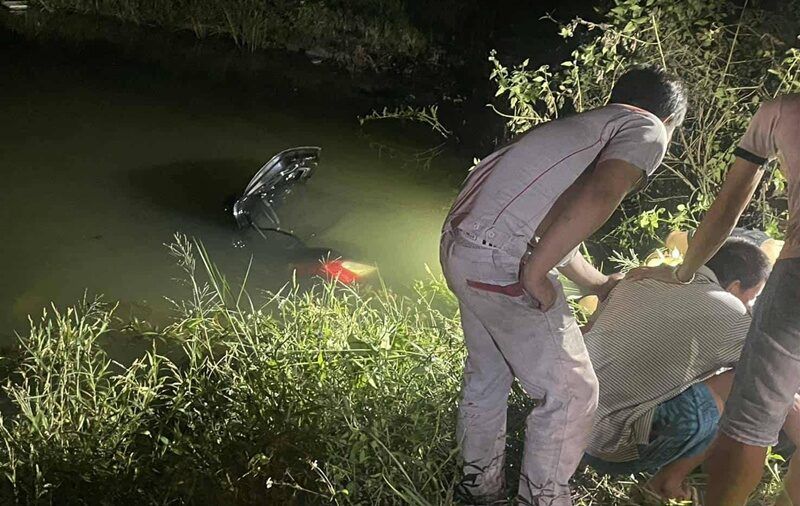 Ô tô lao xuống kênh, 4 người tử vong: Người dân mở cửa xe để hỗ trợ rồi chứng kiến cảnh ám ảnh- Ảnh 2.