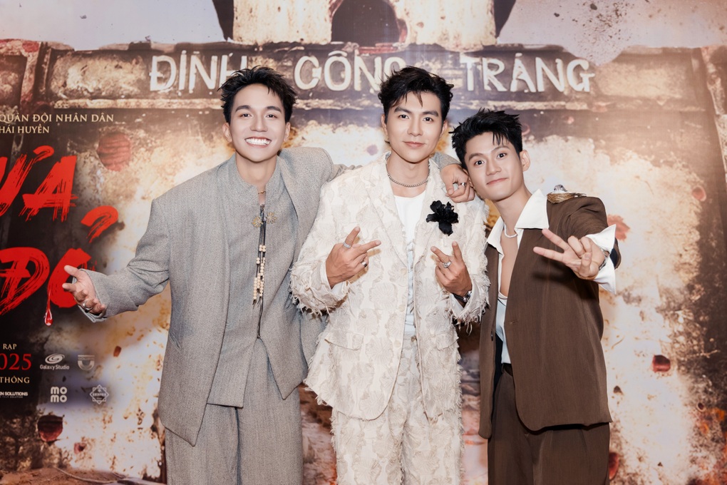 Nam diễn viên gây sốt phim Mưa đỏ: Giảm gấp 5kg để vào vai, hóa ra là tổng tài body