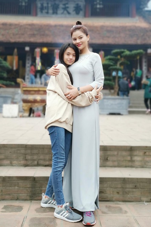 Loạt khoảnh khắc đẹp giữa Vũ Thu Phương và con gái riêng của chồng bất ngờ