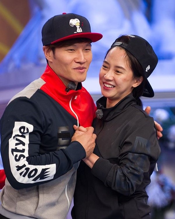 Song Ji Hyo bật khóc khi Kim Jong Kook thành