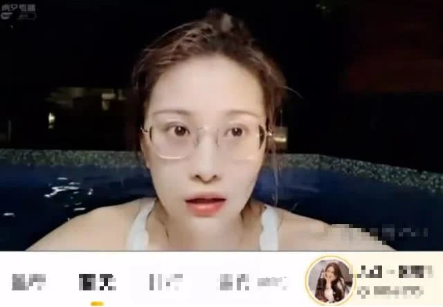 Bất ngờ xuất hiện khung cảnh nhạy cảm trên sóng, nữ streamer bị cấm kênh đầy bức xúc- Ảnh 4. Bất ngờ xuất hiện khung cảnh nhạy cảm trên sóng, nữ streamer bị cấm kênh đầy bức xúc- Ảnh 4.