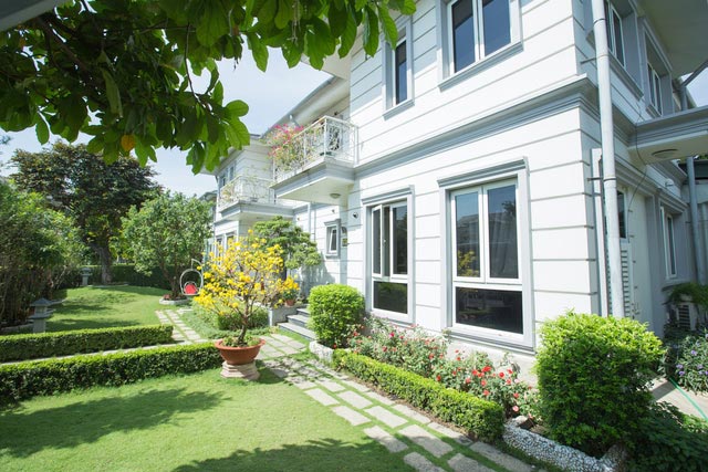 Nữ ca sĩ bất ngờ kết hôn ở tuổi 45: